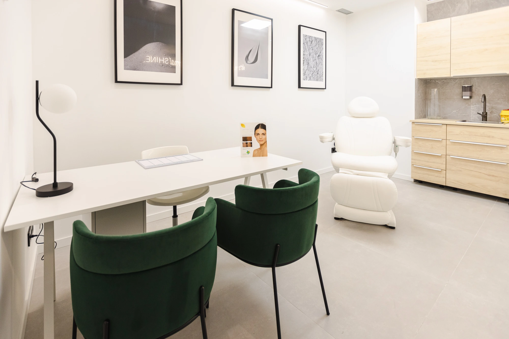 Sala de tratamiento de la clínica del Dr. Merlos en Barcelona